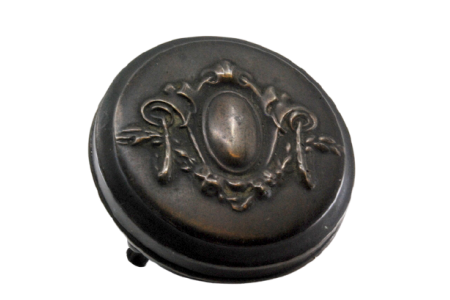 Guarda jóias em prata com motivos vegetalistas envolvendo cartela na tampa amovível.